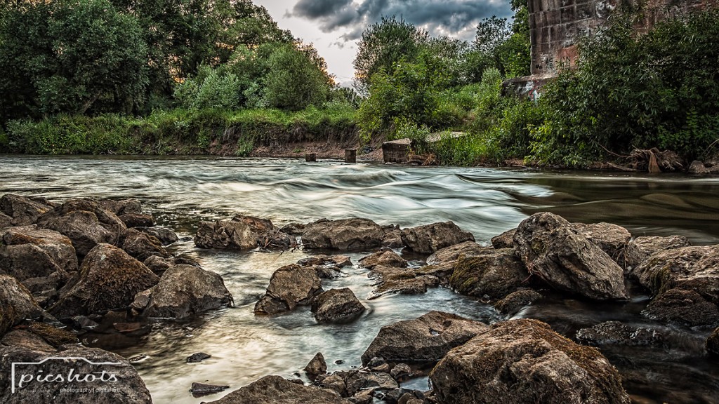 Fließendes Gewässer mit ND Filter fotografiert.